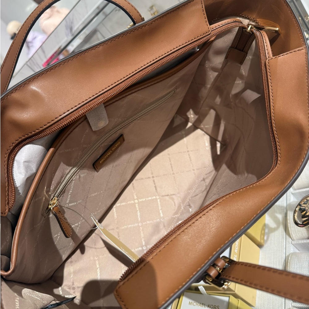 MICHAEL KORS Voyager Large Printed Signature Logo Tote Bag - Picture 8 of 10